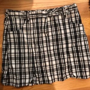 IZod skort size 12. Black and white